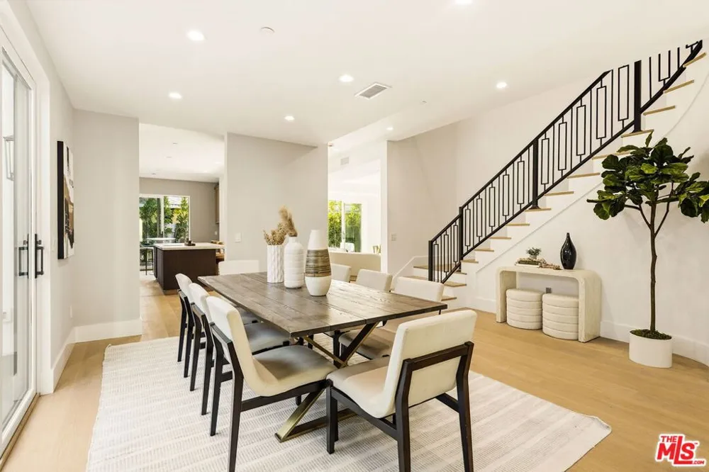 4423 Noble Avenue Sherman Oaks, CA 91403