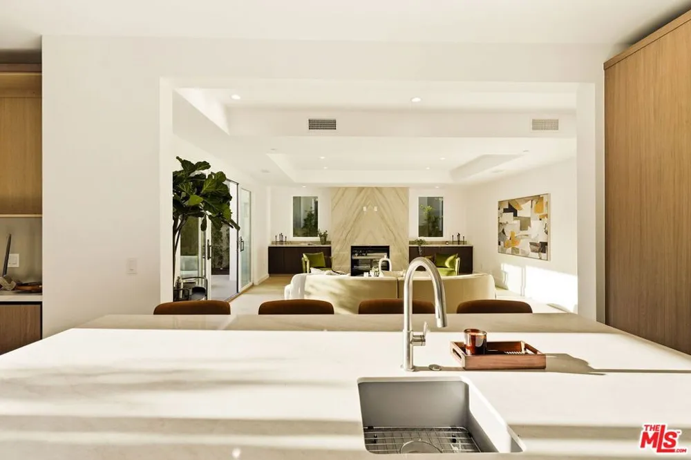 4423 Noble Avenue Sherman Oaks, CA 91403
