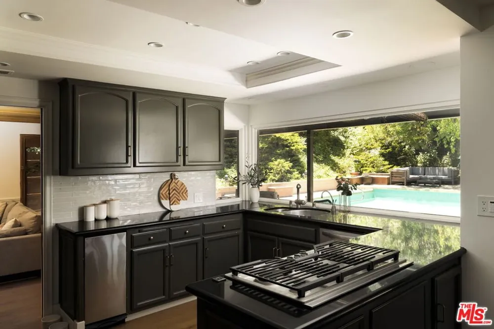4729 Hermano Drive Tarzana, CA 91356
