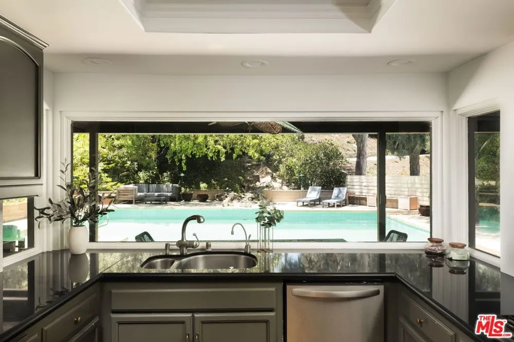 4729 Hermano Drive Tarzana, CA 91356