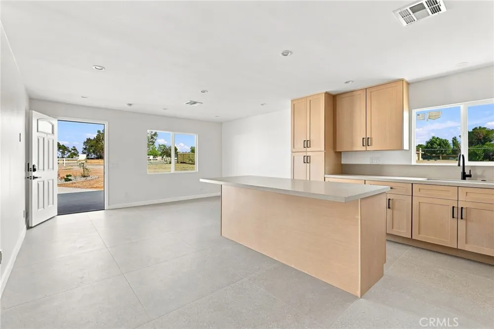 40235 W 17th st Palmdale, CA 93551