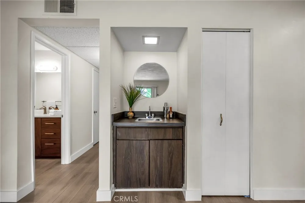 4610 Park Granada #4 Calabasas, CA 91302