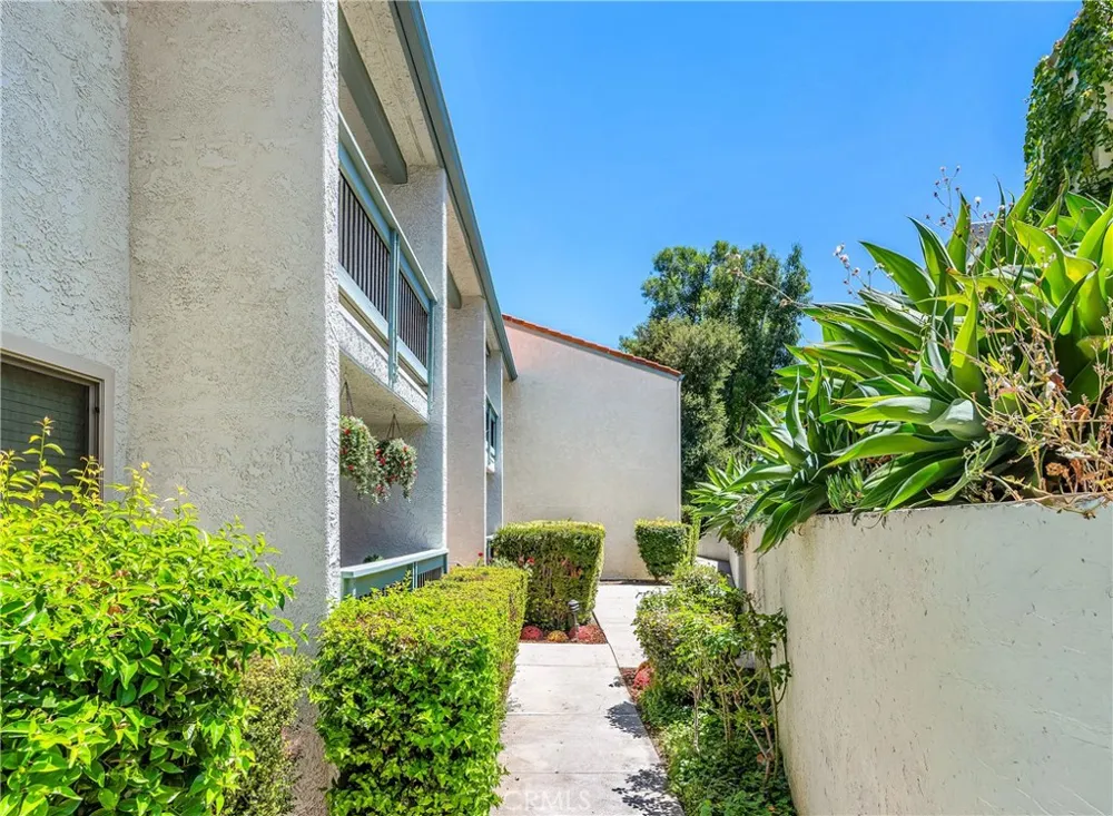 4610 Park Granada #4 Calabasas, CA 91302