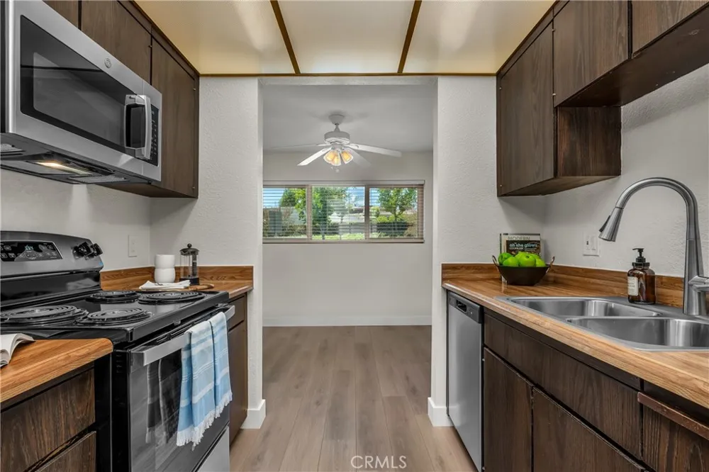4610 Park Granada #4 Calabasas, CA 91302