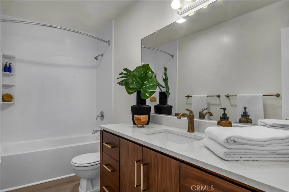 4610 Park Granada #4 Calabasas, CA 91302