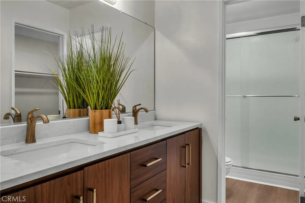 4610 Park Granada #4 Calabasas, CA 91302