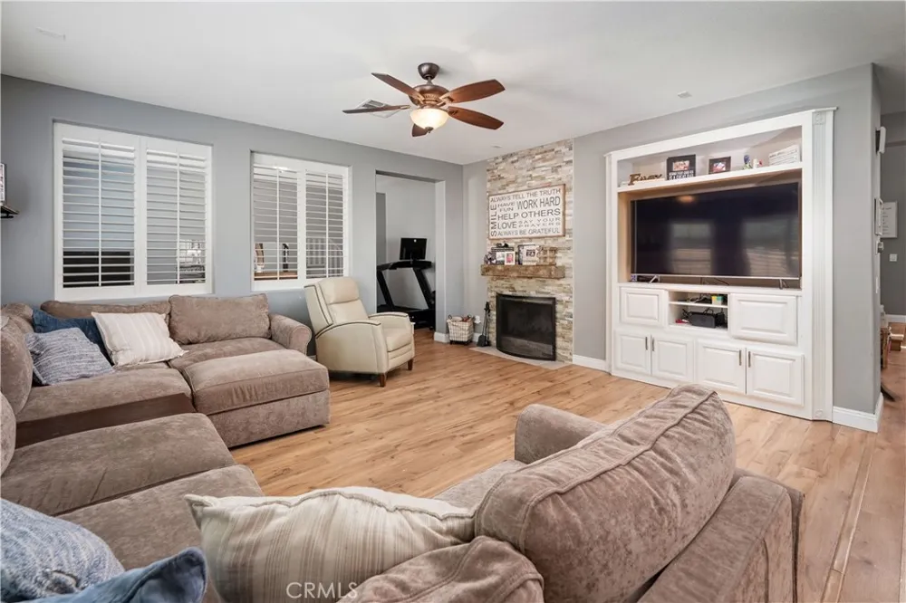 21825 Carol Court Saugus, CA 91390