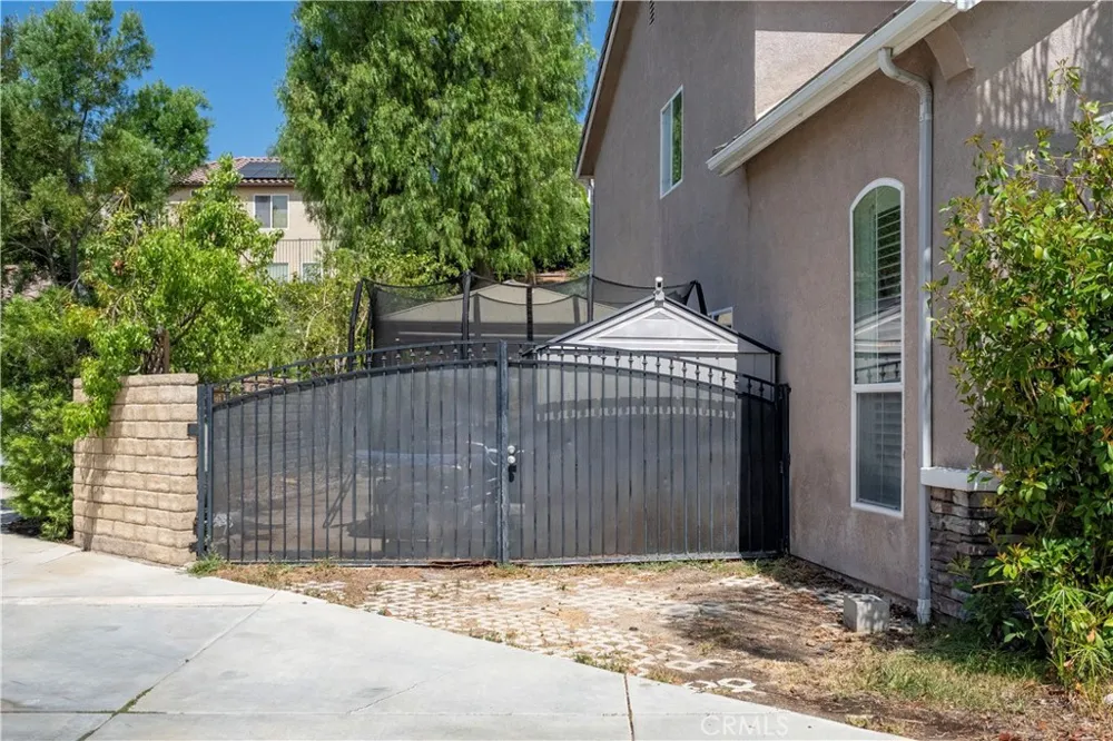 21825 Carol Court Saugus, CA 91390