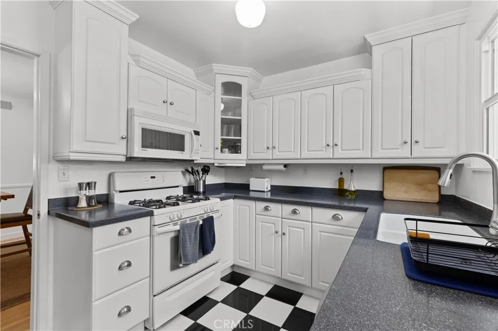 6319 Aura Avenue Tarzana, CA 91335
