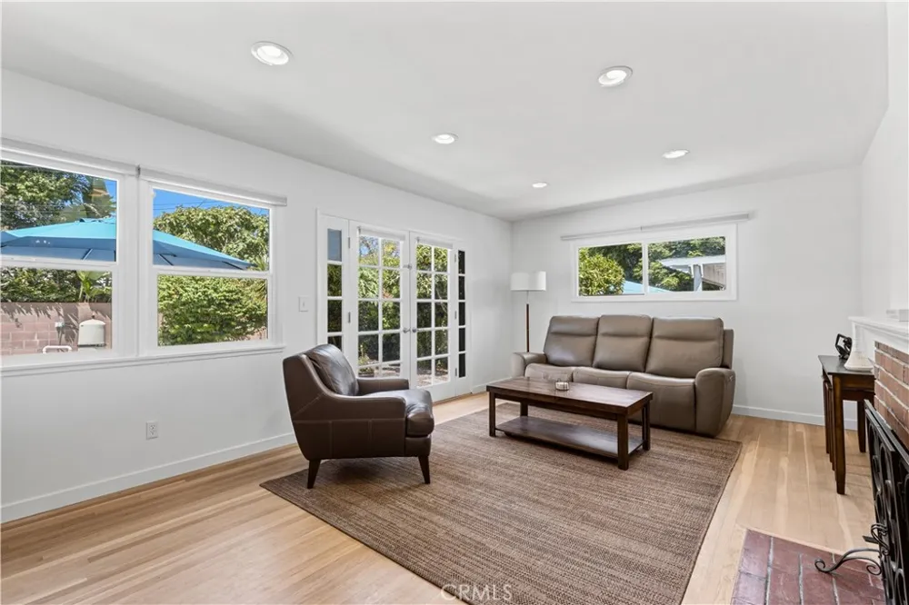 6319 Aura Avenue Tarzana, CA 91335