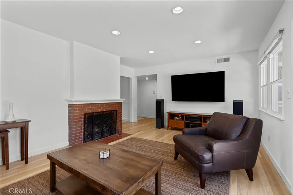 6319 Aura Avenue Tarzana, CA 91335