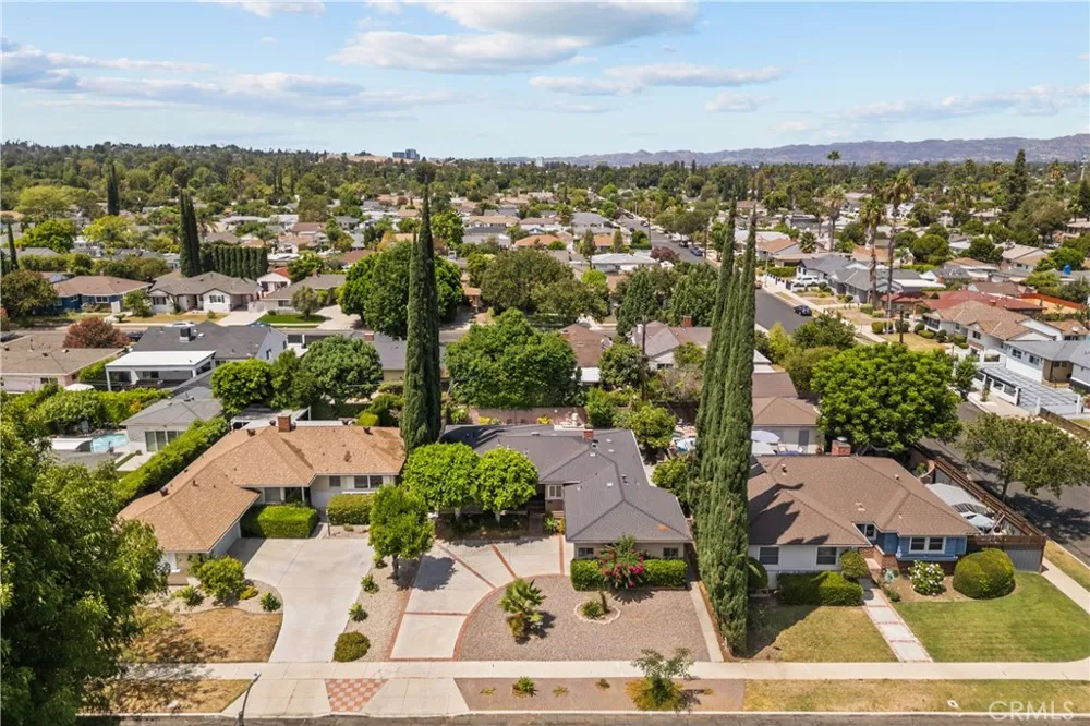 6319 Aura Avenue Tarzana, CA 91335