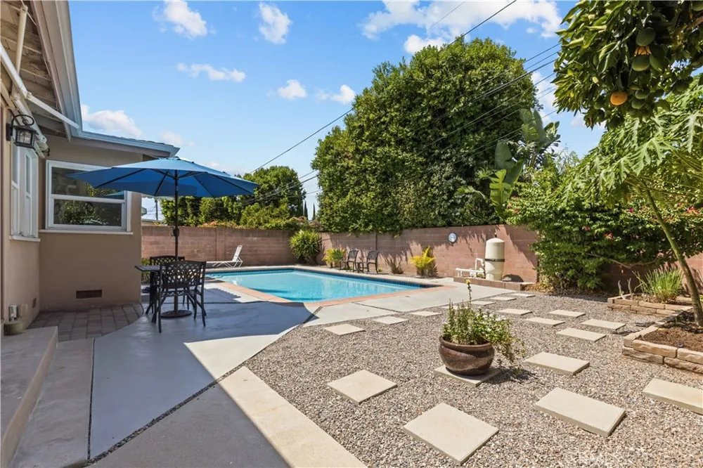 6319 Aura Avenue Tarzana, CA 91335