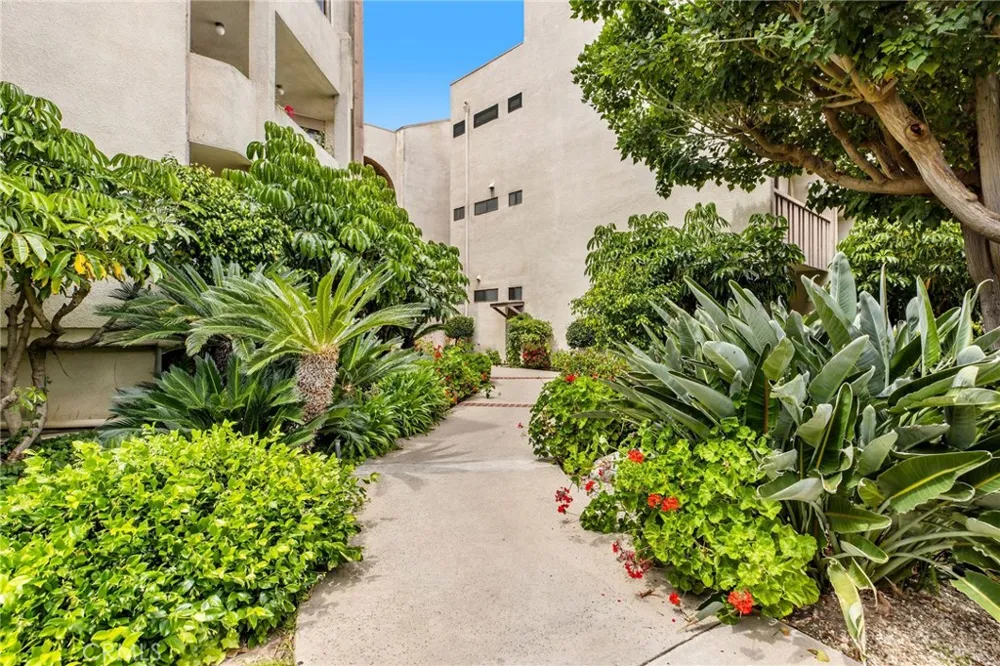 5216 Yarmouth Avenue #105 Encino, CA 91316