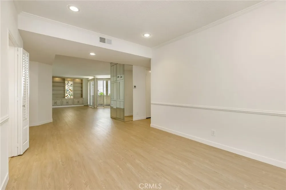 5216 Yarmouth Avenue #105 Encino, CA 91316