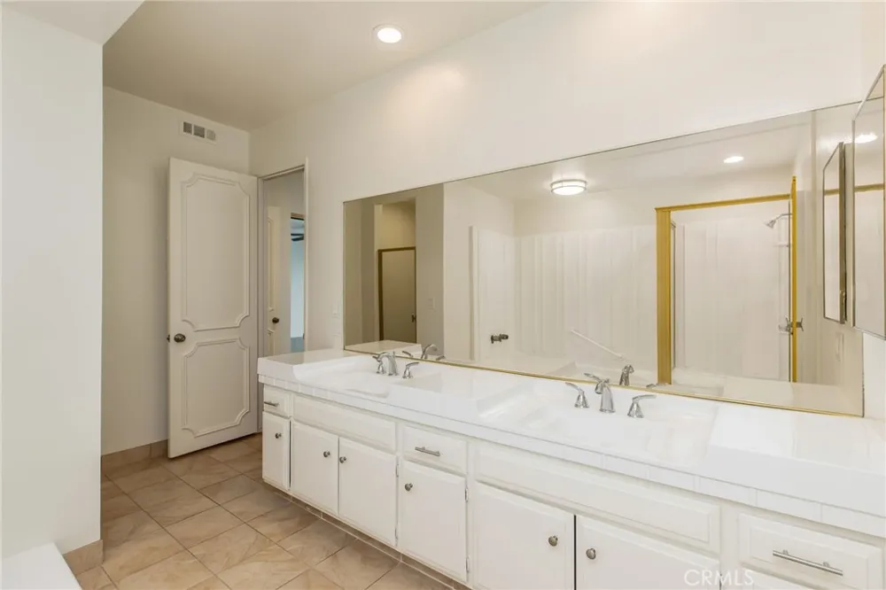 5216 Yarmouth Avenue #105 Encino, CA 91316
