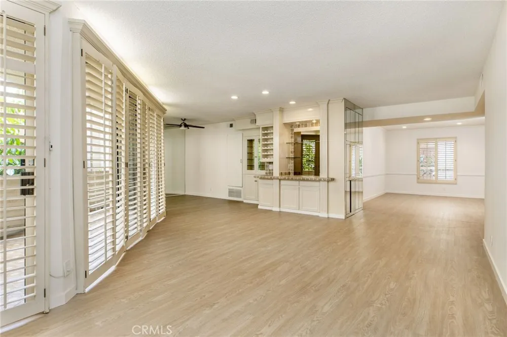5216 Yarmouth Avenue #105 Encino, CA 91316