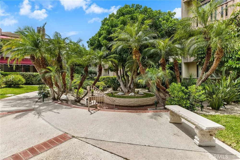 5216 Yarmouth Avenue #105 Encino, CA 91316