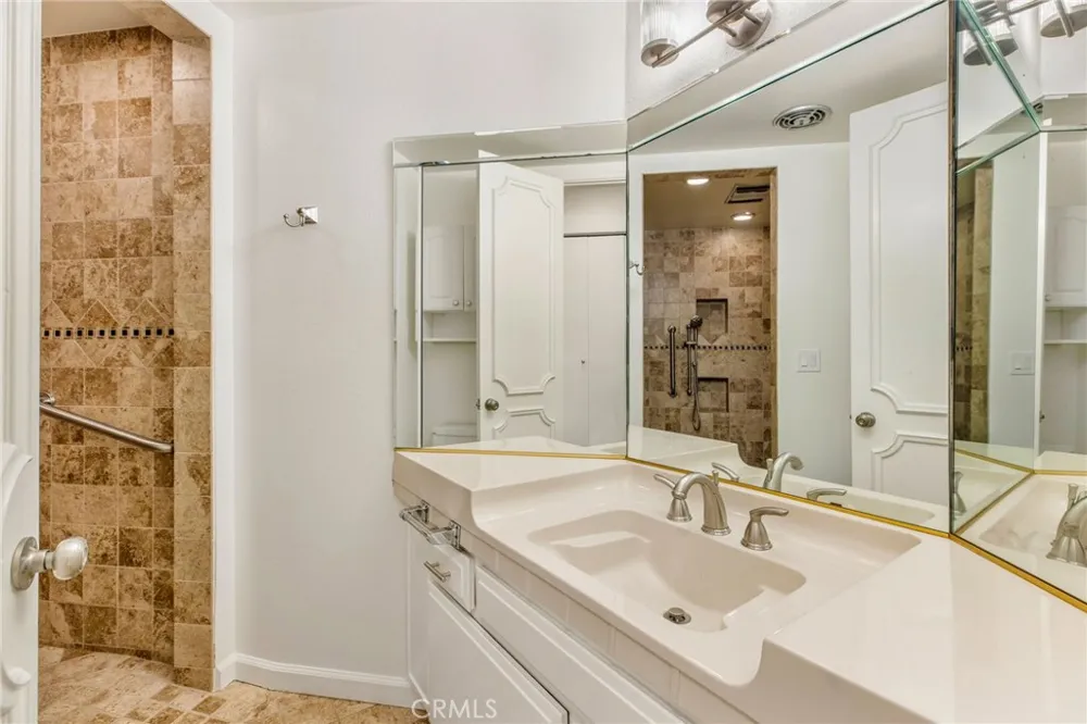 5216 Yarmouth Avenue #105 Encino, CA 91316