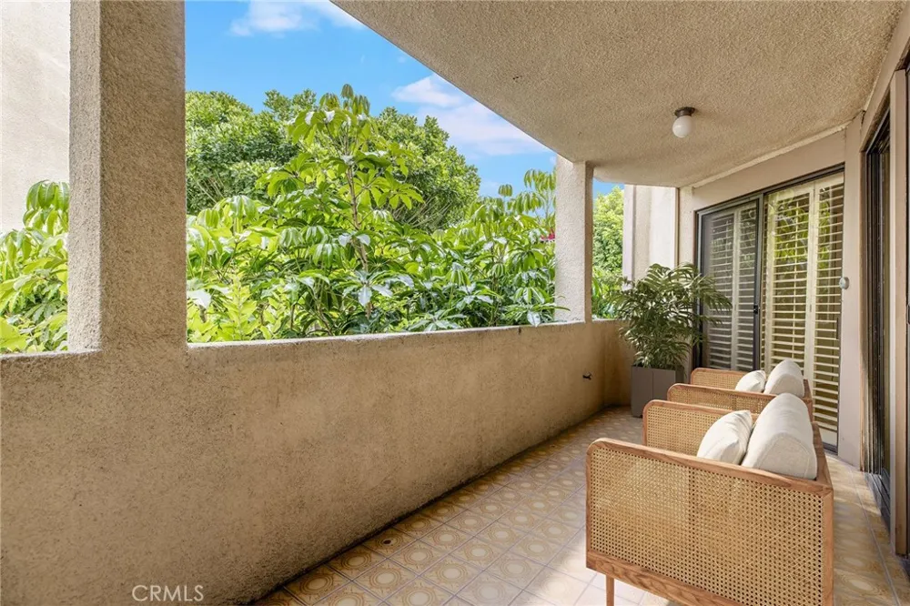 5216 Yarmouth Avenue #105 Encino, CA 91316