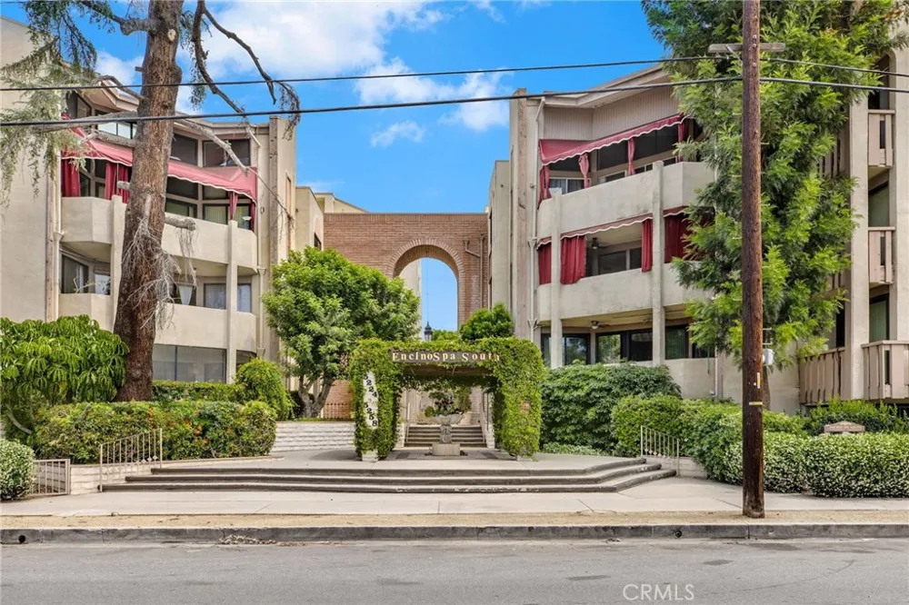 5216 Yarmouth Avenue #105 Encino, CA 91316