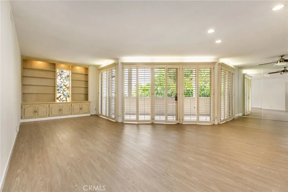5216 Yarmouth Avenue #105 Encino, CA 91316
