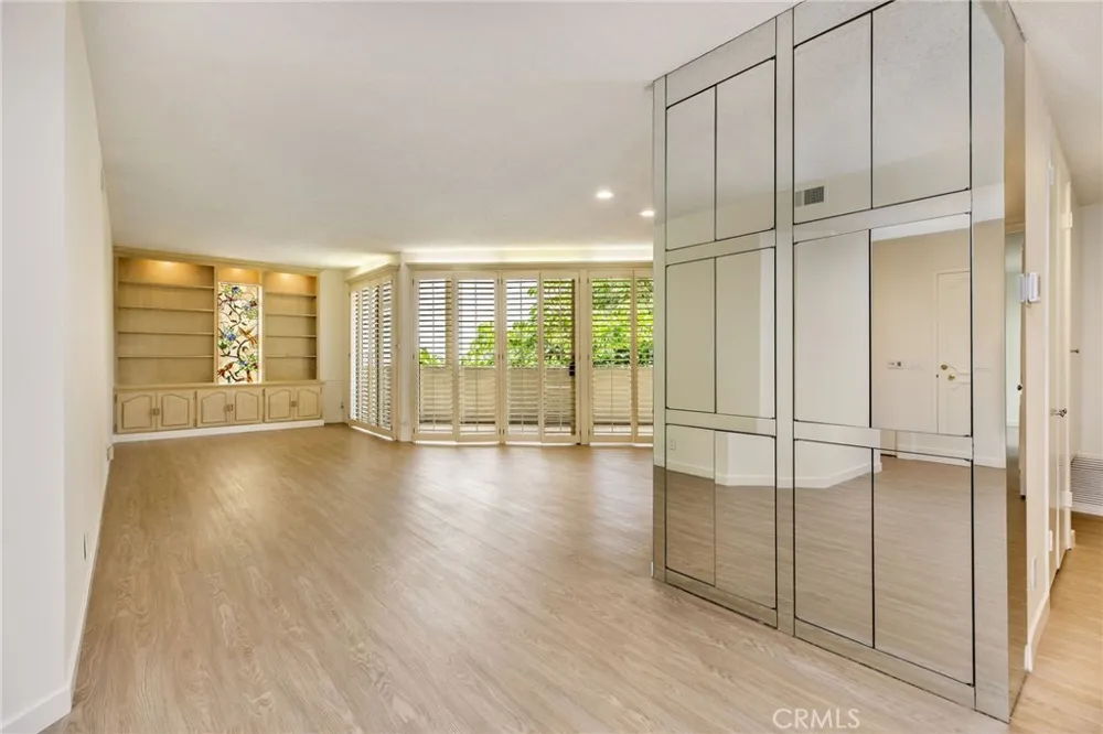 5216 Yarmouth Avenue #105 Encino, CA 91316