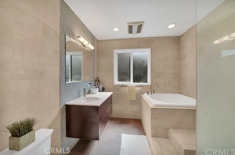 1174 E Ocean Boulevard #7 Long Beach, CA 90802