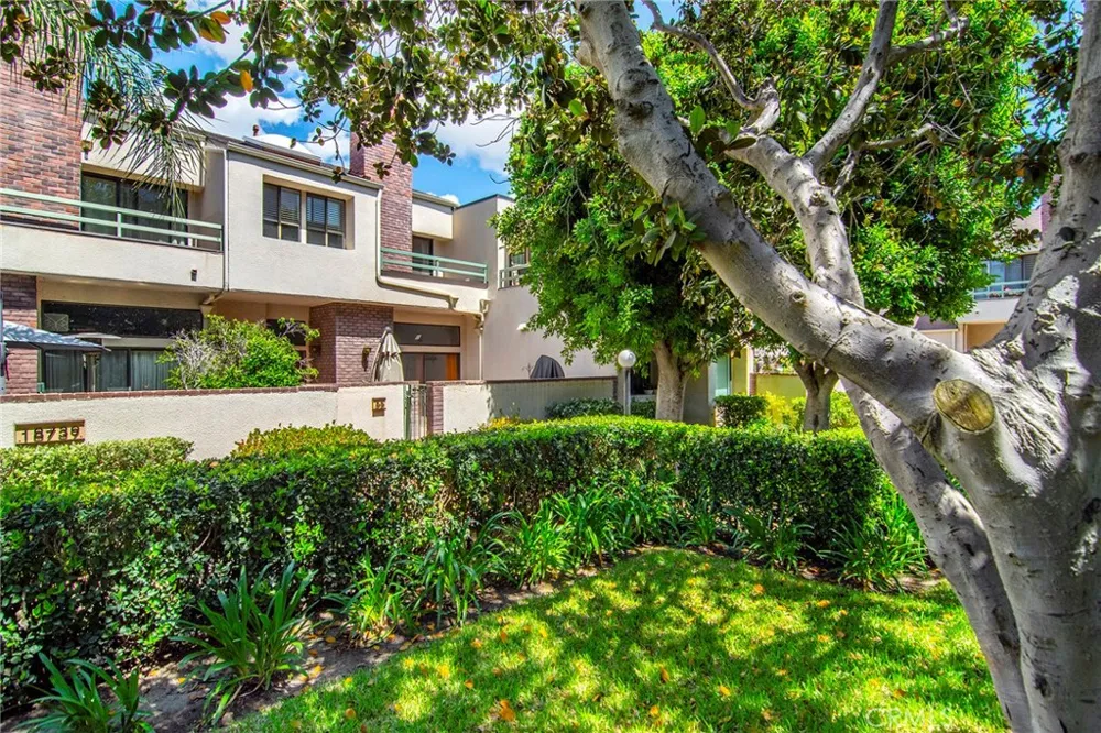 18739 Hatteras Street #55 Tarzana, CA 91356