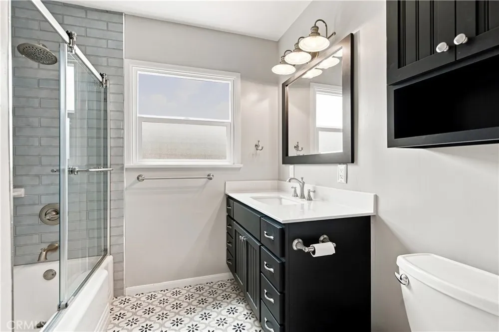 11804 Wilkie Hawthorne, CA 90250