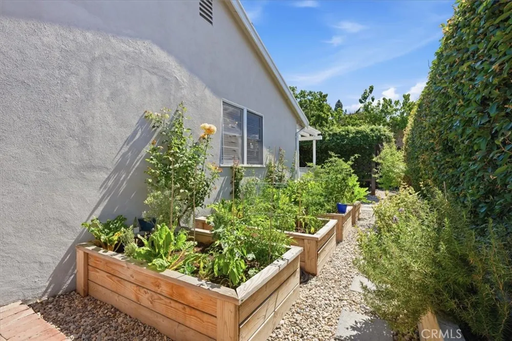 6530 Gaviota Avenue Lake Balboa, CA 91406