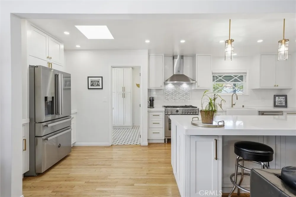 6530 Gaviota Avenue Lake Balboa, CA 91406