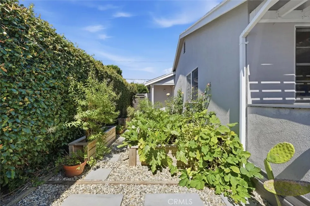 6530 Gaviota Avenue Lake Balboa, CA 91406