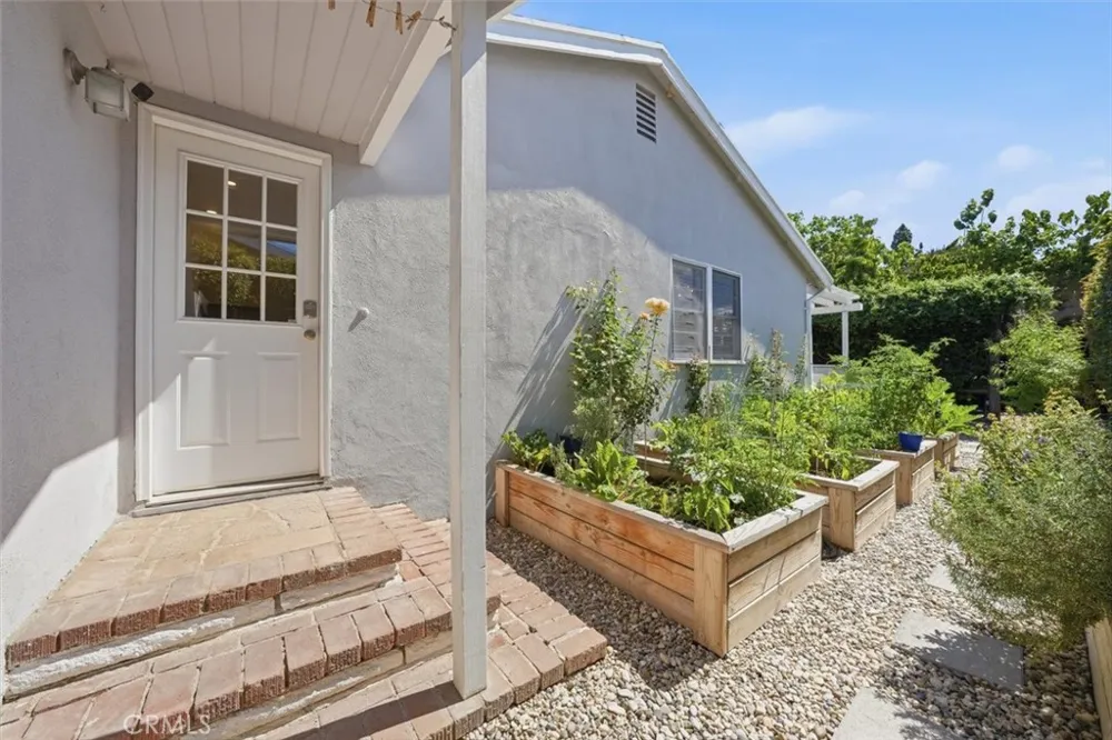6530 Gaviota Avenue Lake Balboa, CA 91406
