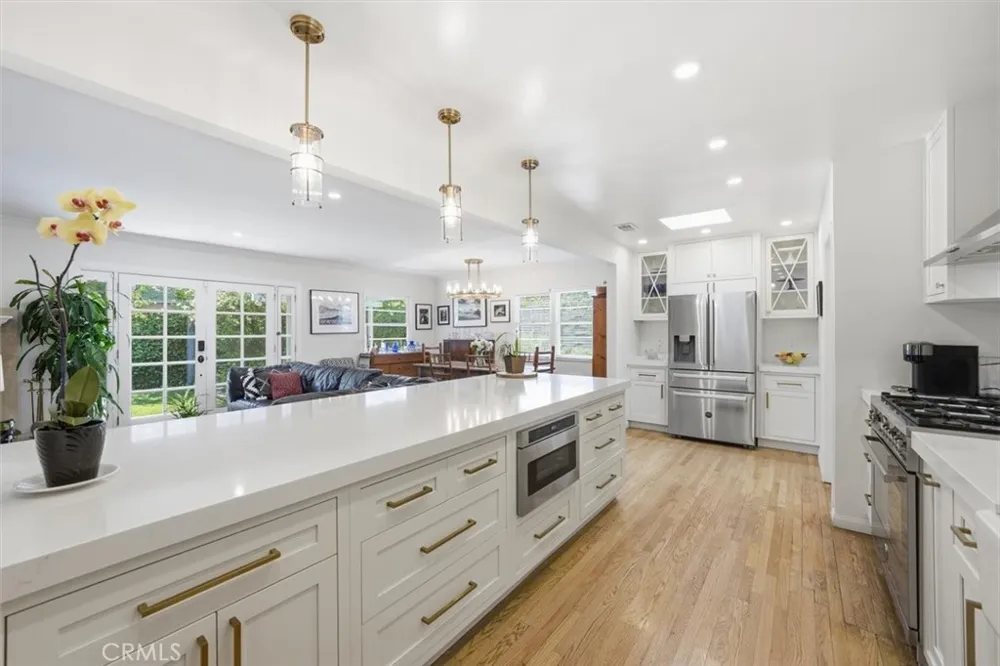 6530 Gaviota Avenue Lake Balboa, CA 91406
