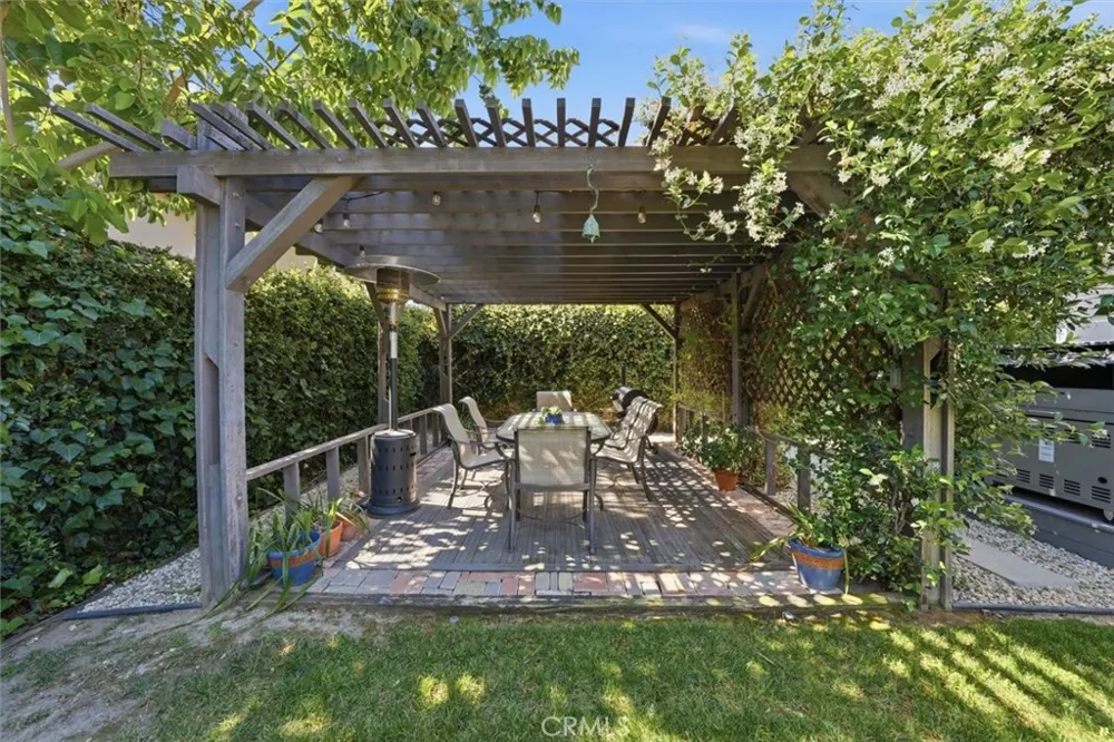 6530 Gaviota Avenue Lake Balboa, CA 91406