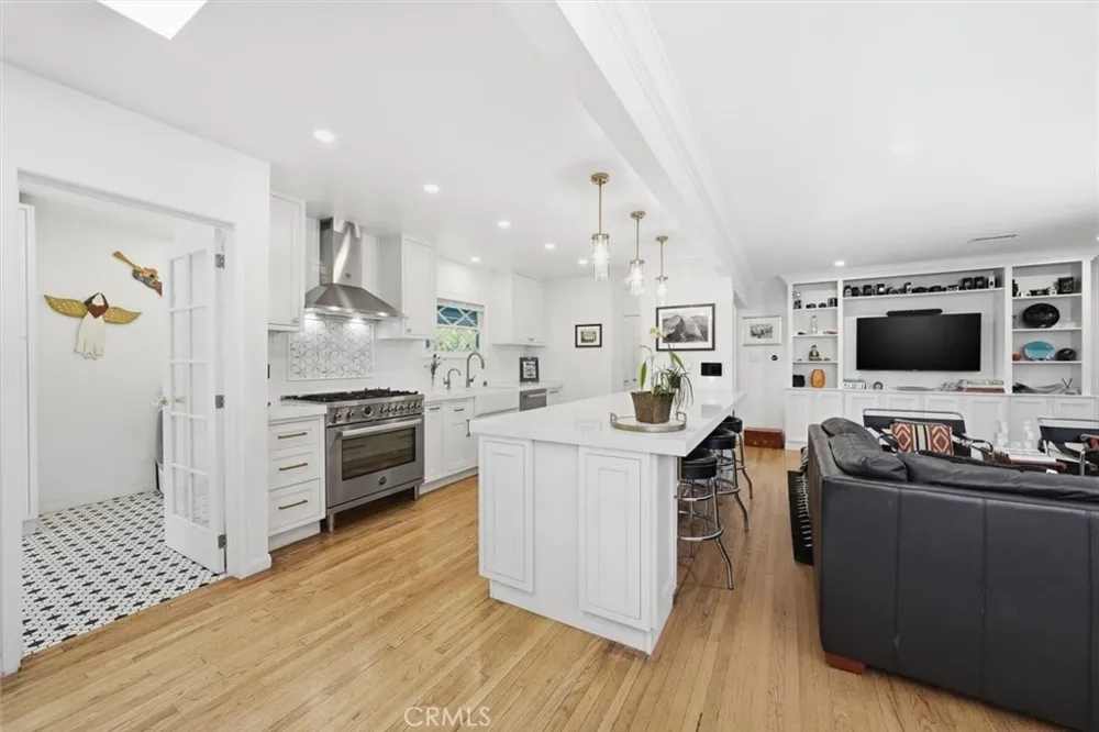 6530 Gaviota Avenue Lake Balboa, CA 91406