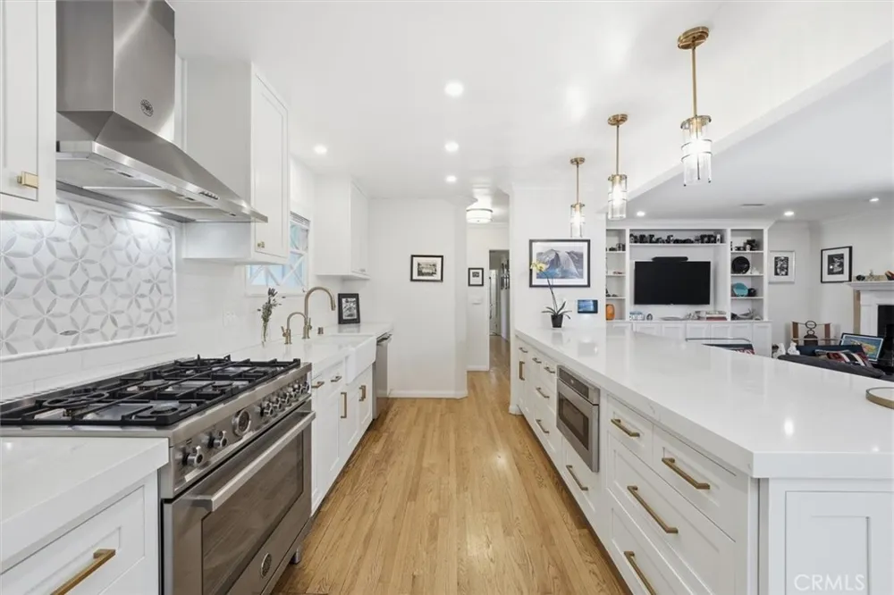 6530 Gaviota Avenue Lake Balboa, CA 91406