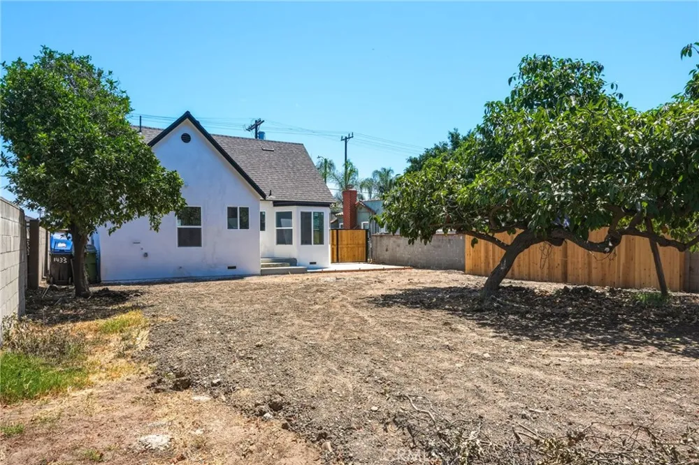 1433 Neptune Wilmington, CA 90744