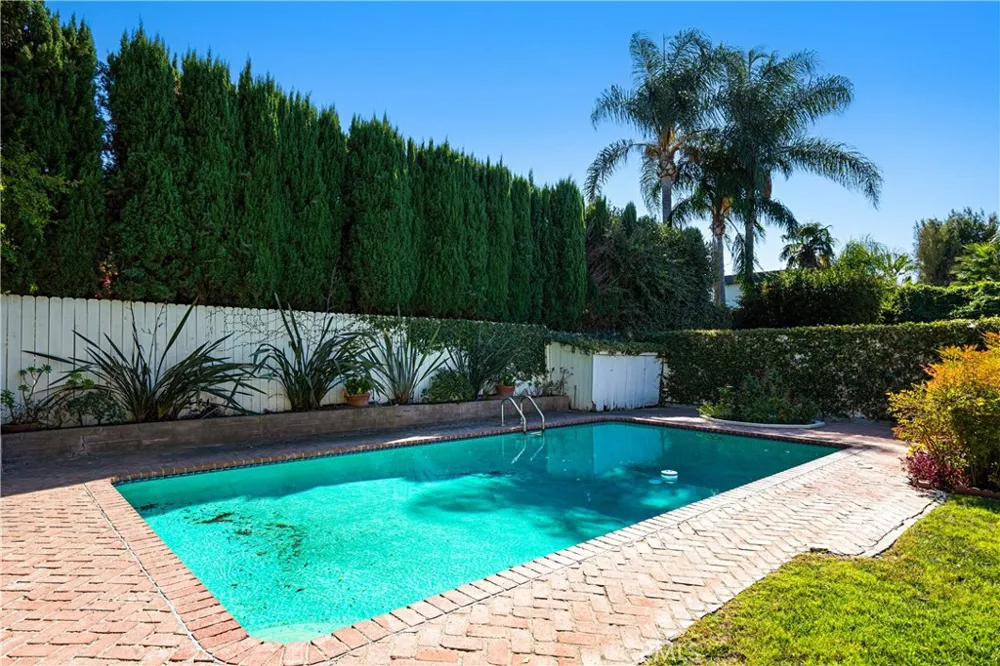 15516 Huston Street Encino, CA 91436