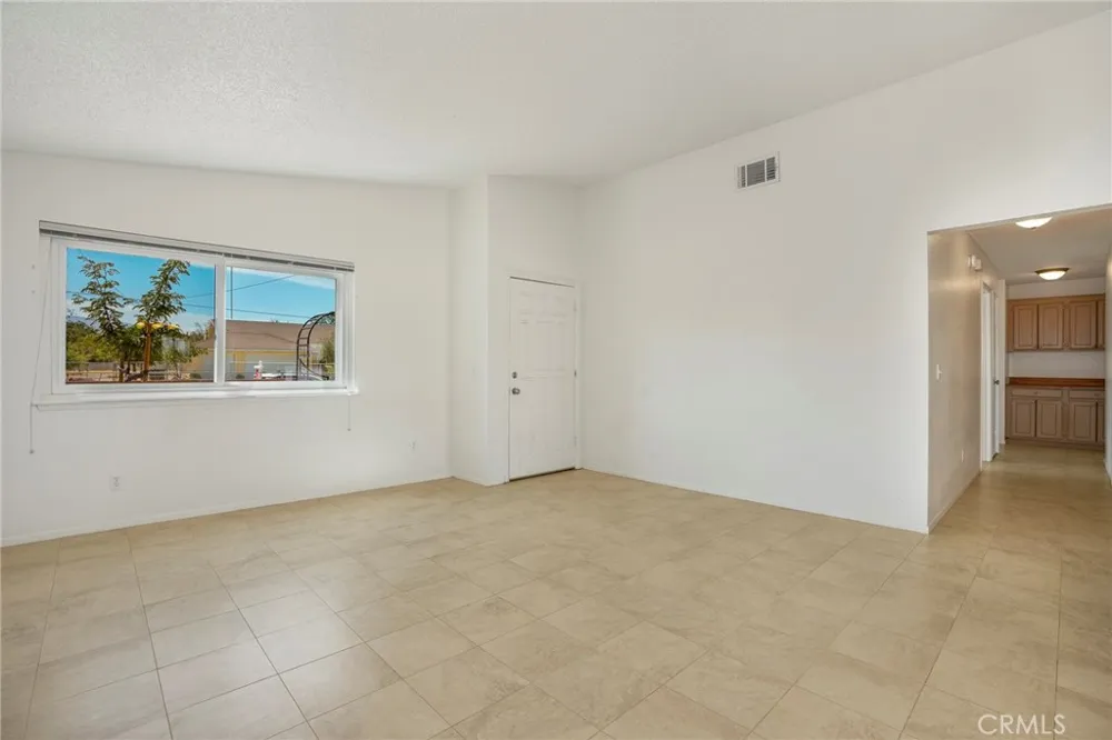 10133 E Avenue R8 Avenue Littlerock, CA 93543