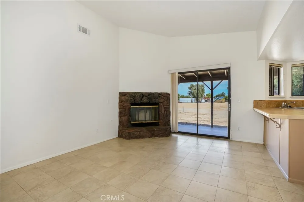 10133 E Avenue R8 Avenue Littlerock, CA 93543