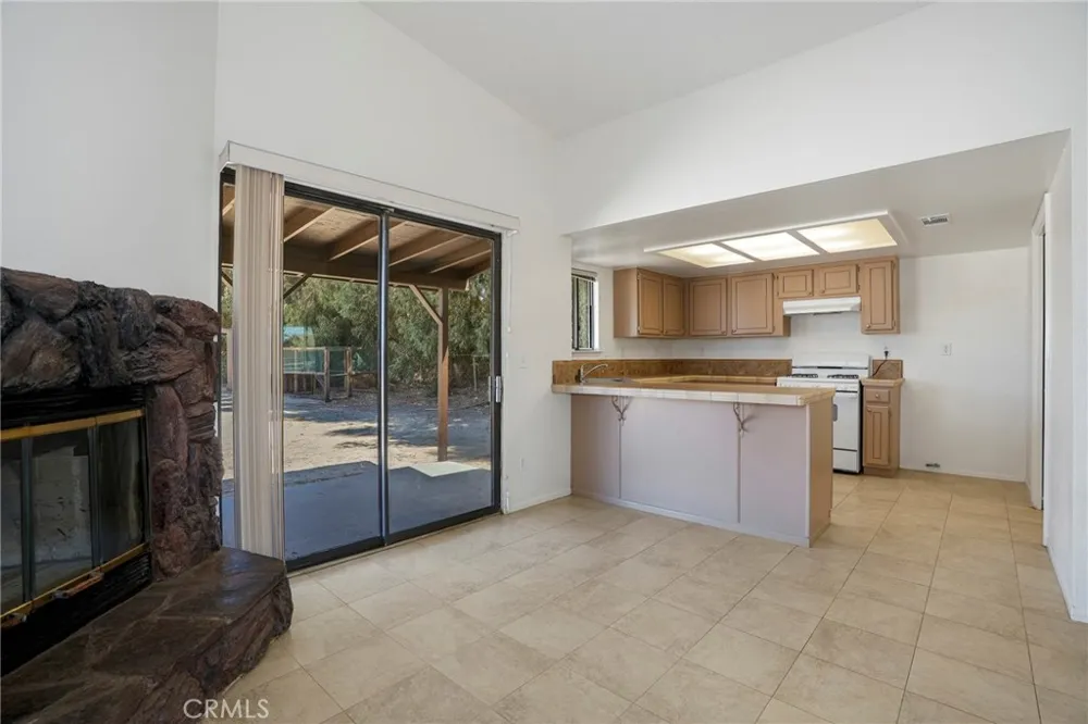 10133 E Avenue R8 Avenue Littlerock, CA 93543