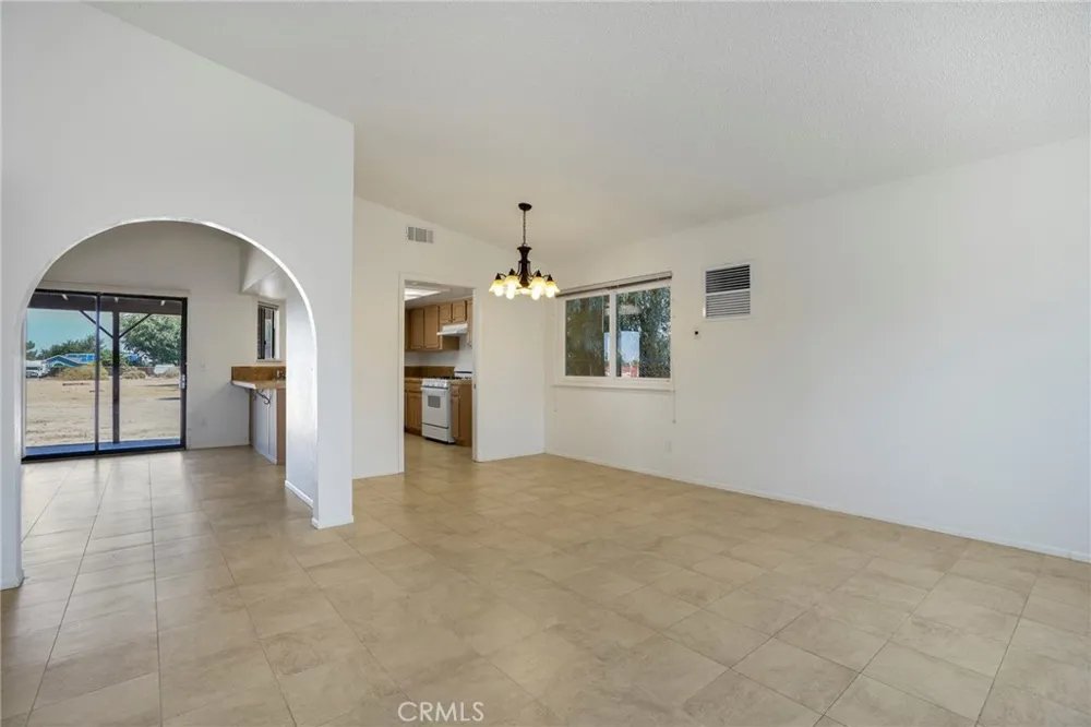 10133 E Avenue R8 Avenue Littlerock, CA 93543