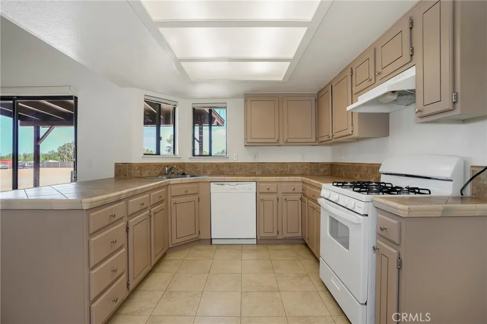 10133 E Avenue R8 Avenue Littlerock, CA 93543