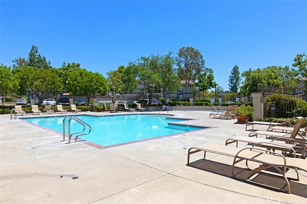 135 Chaumont Lake Forest, CA 92610
