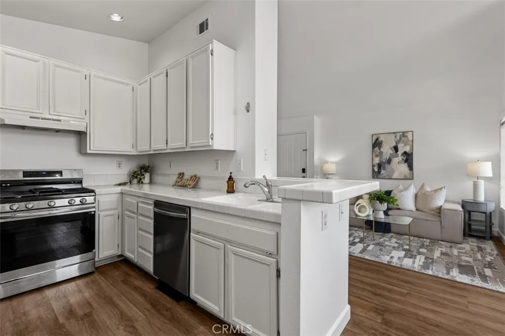 135 Chaumont Lake Forest, CA 92610