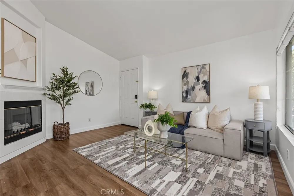 135 Chaumont Lake Forest, CA 92610