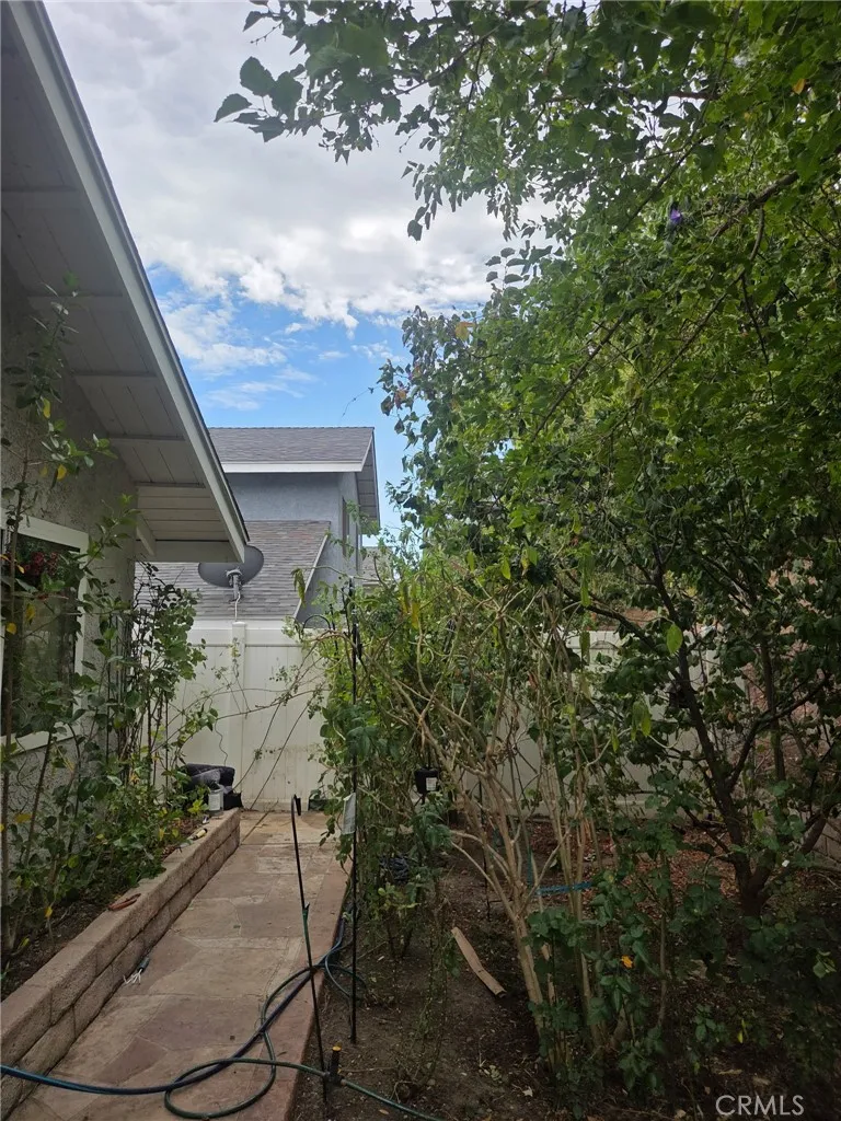 25255 Avenida Dorena Newhall, CA 91321