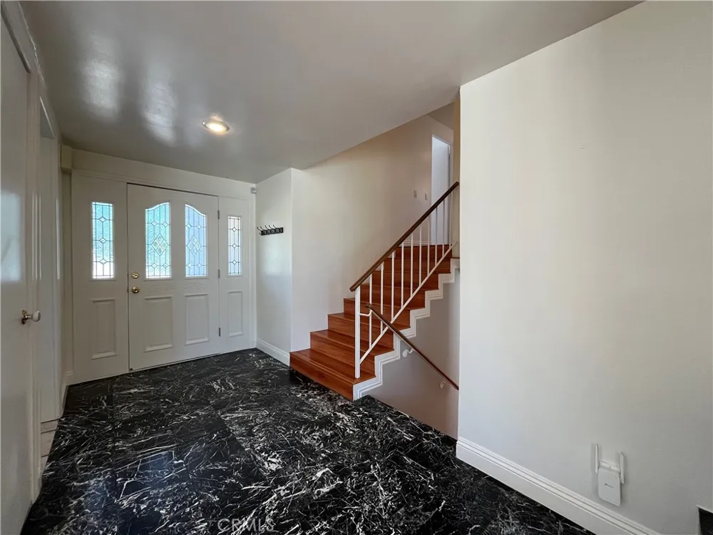 4527 Stark Woodland Hills, CA 91364